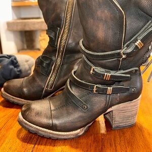 Absolutely stunning Freebird Women's Distressed Black Leather Strap Heeled Boots